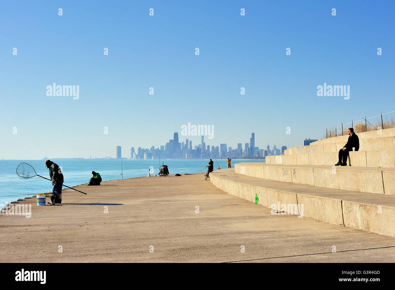 Test di pescatori delle acque del lago Michigan vicino a Chicago's Montrose Harbor. Chicago, Illinois, Stati Uniti d'America. Foto Stock