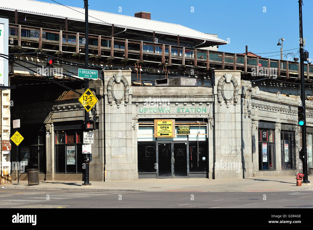 La voce è proprio dietro l'angolo per il CTA Rapid Transit Wilson Avenue stazione, Chicago, Illinois, Stati Uniti d'America. Foto Stock