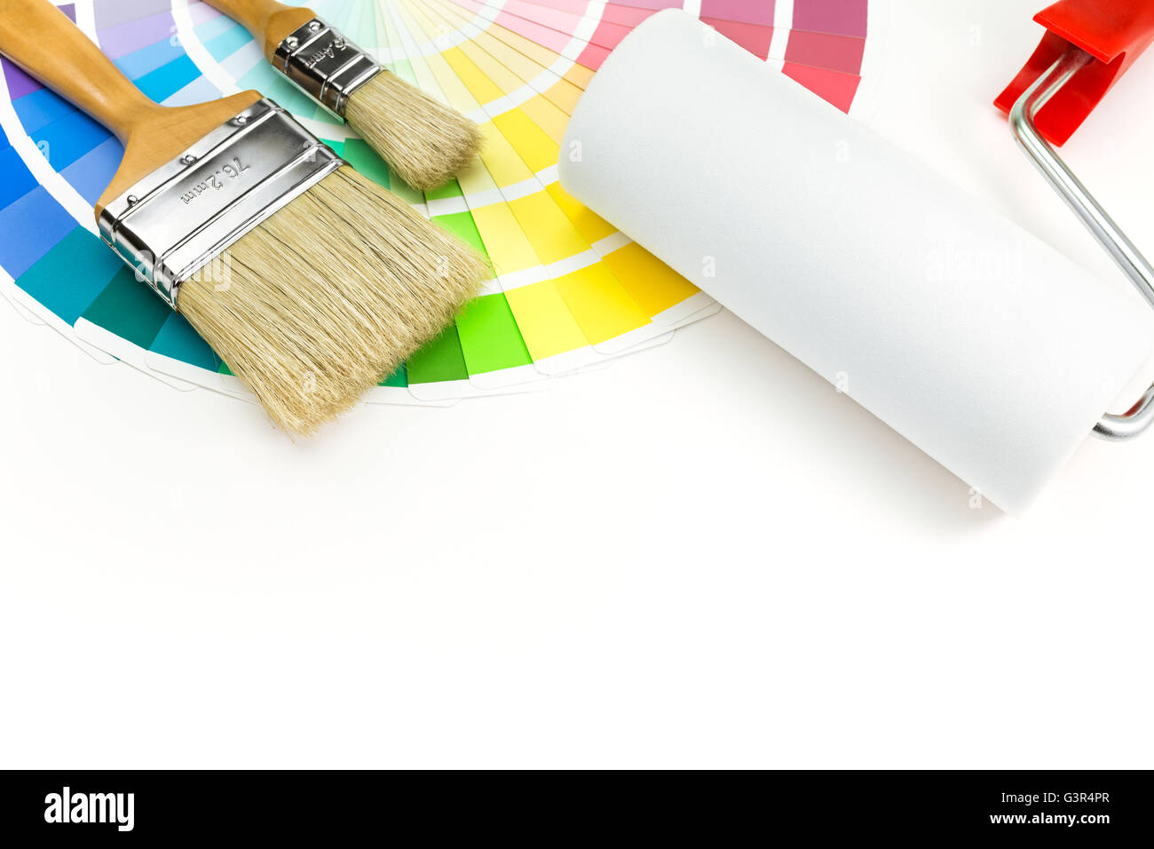 Rullo di vernice, pennelli e colori catalogo campione su sfondo bianco Foto Stock