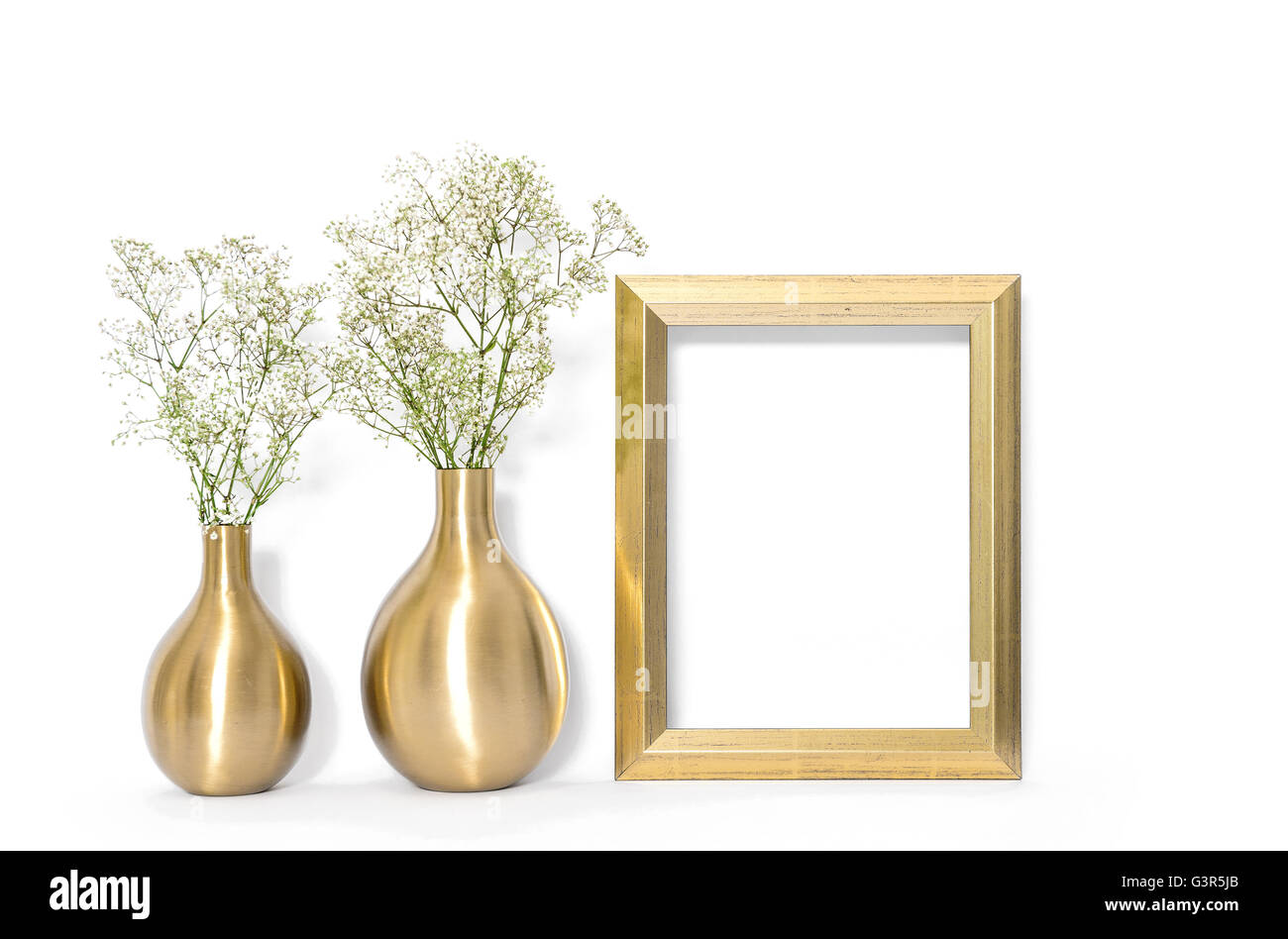 Foto mock up con cornice dorata e fiori. Stile minimal interno Foto Stock