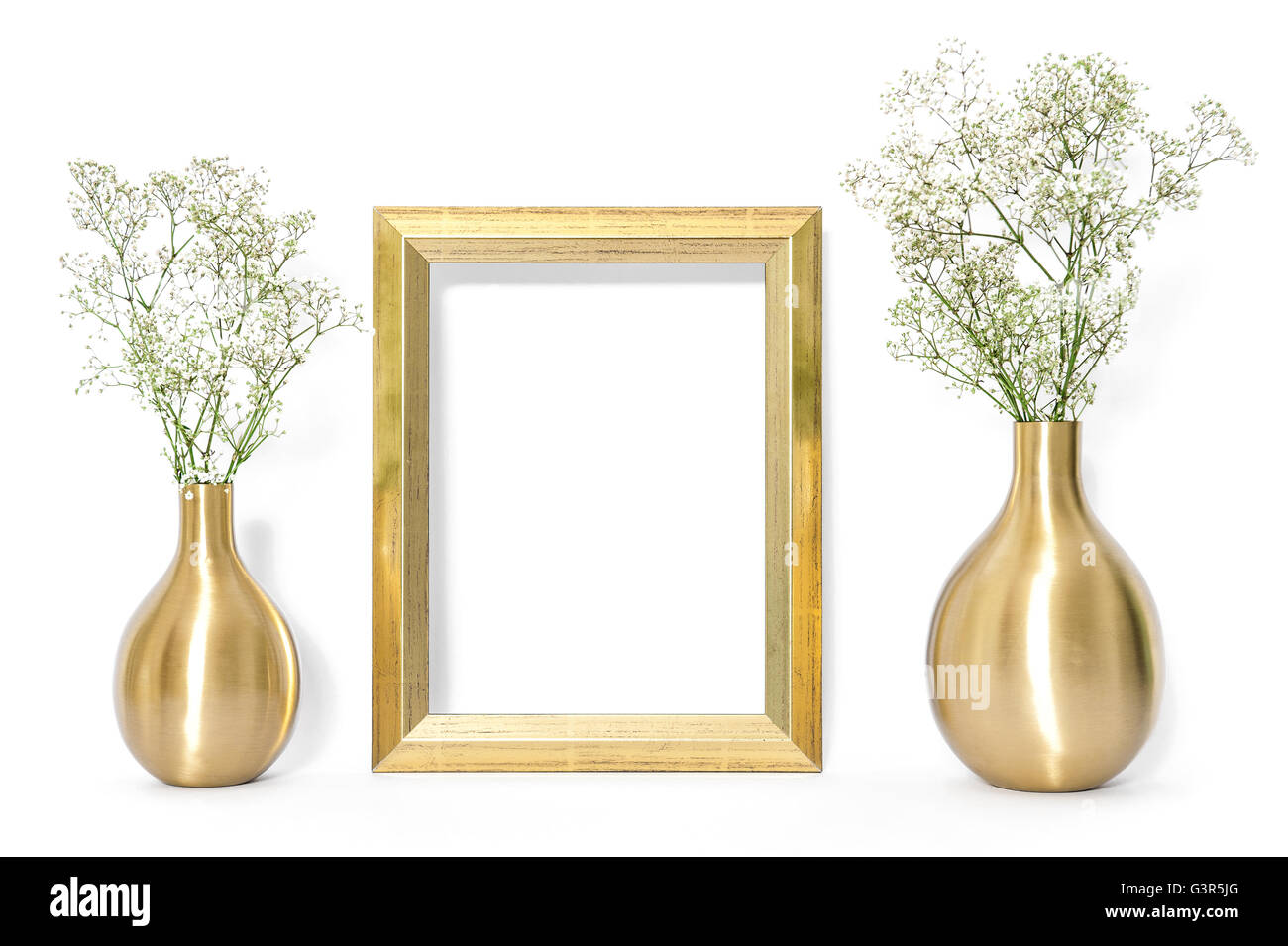 Foto mock up con cornice dorata e fiori. Stile minimal decorazione Foto Stock