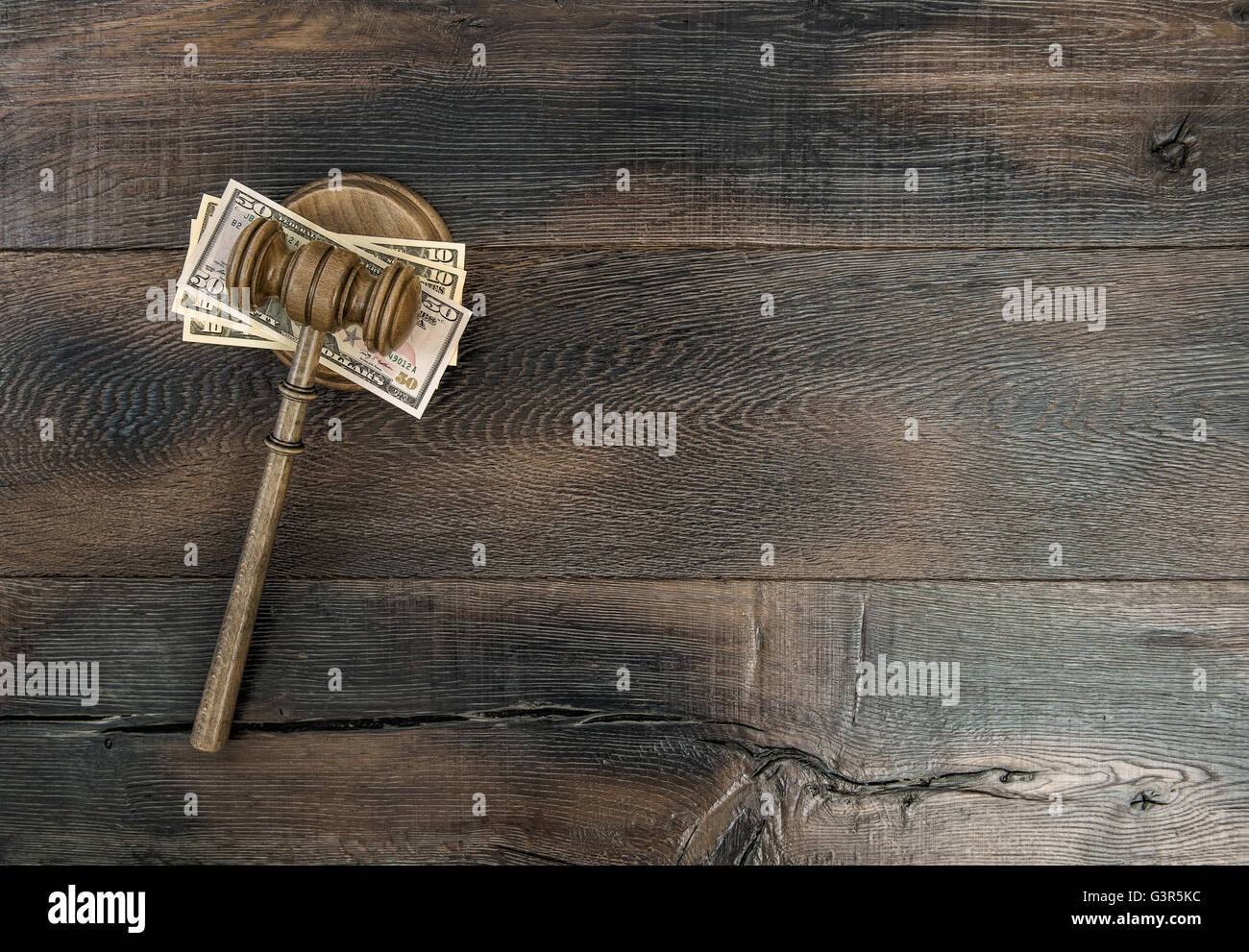 Giudici Martello con banconote americane. Martello banditore su sfondo di legno Foto Stock