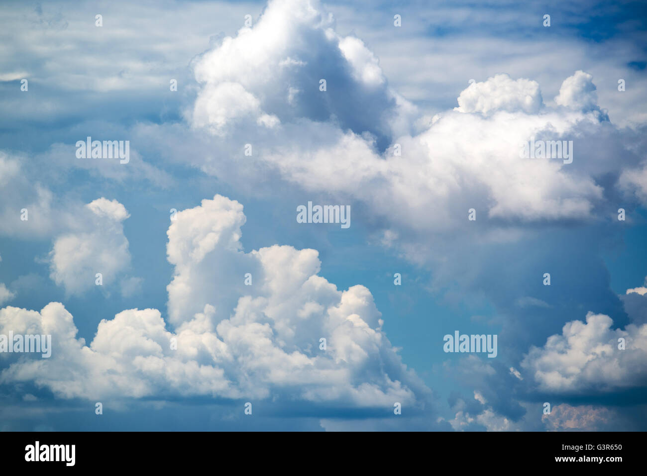 Nuvole bianche e blu cielo estate, la bellezza della natura Foto Stock
