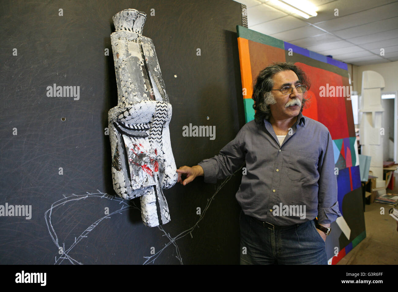 Dia Azzawi nel suo studio di Londra. Egli ha lasciato l'Iraq sotto Saddam Hussein nel 1976 e adesso è uno di Iraq più influenti artisti. Foto Stock