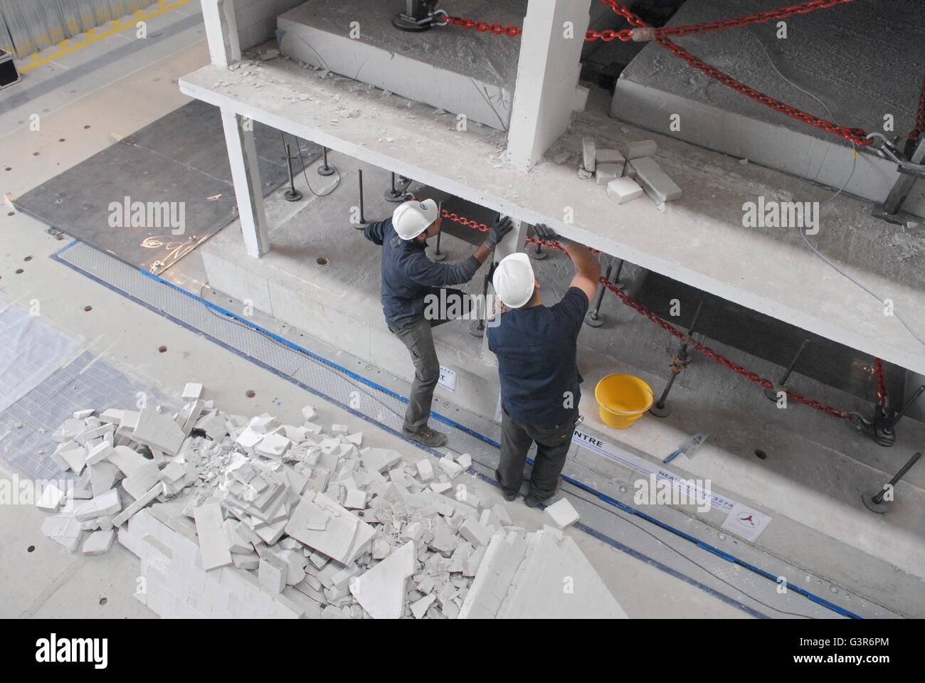 Pavia (Italia), EUCENTRE - Centro Europeo di ingegneria sismica, controllo dei danni prodotti su di un piccolo edificio di mezza dimensione del naturale in cemento armato e mattoni Foto Stock