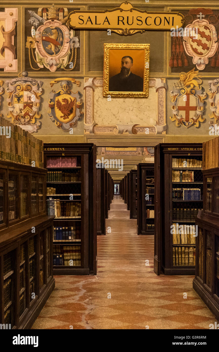 Libreria nel palazzo Archiginnasio, la più antica università del mondo,  Bologna, Italia Foto stock - Alamy