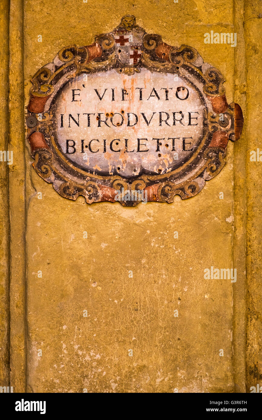 Sign in italiano il divieto di portare in di biciclette per il Palazzo Archiginnasio, Bologna, Italia Foto Stock