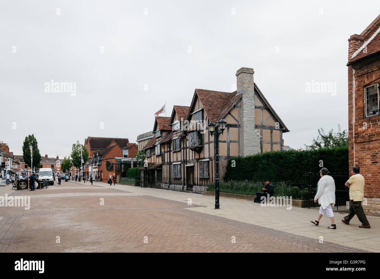 Stratford Upon Avon, Regno Unito - 12 agosto 2015: vista frontale di Shakespeare Birthplace lungo Henley Street, un giorno nuvoloso Foto Stock