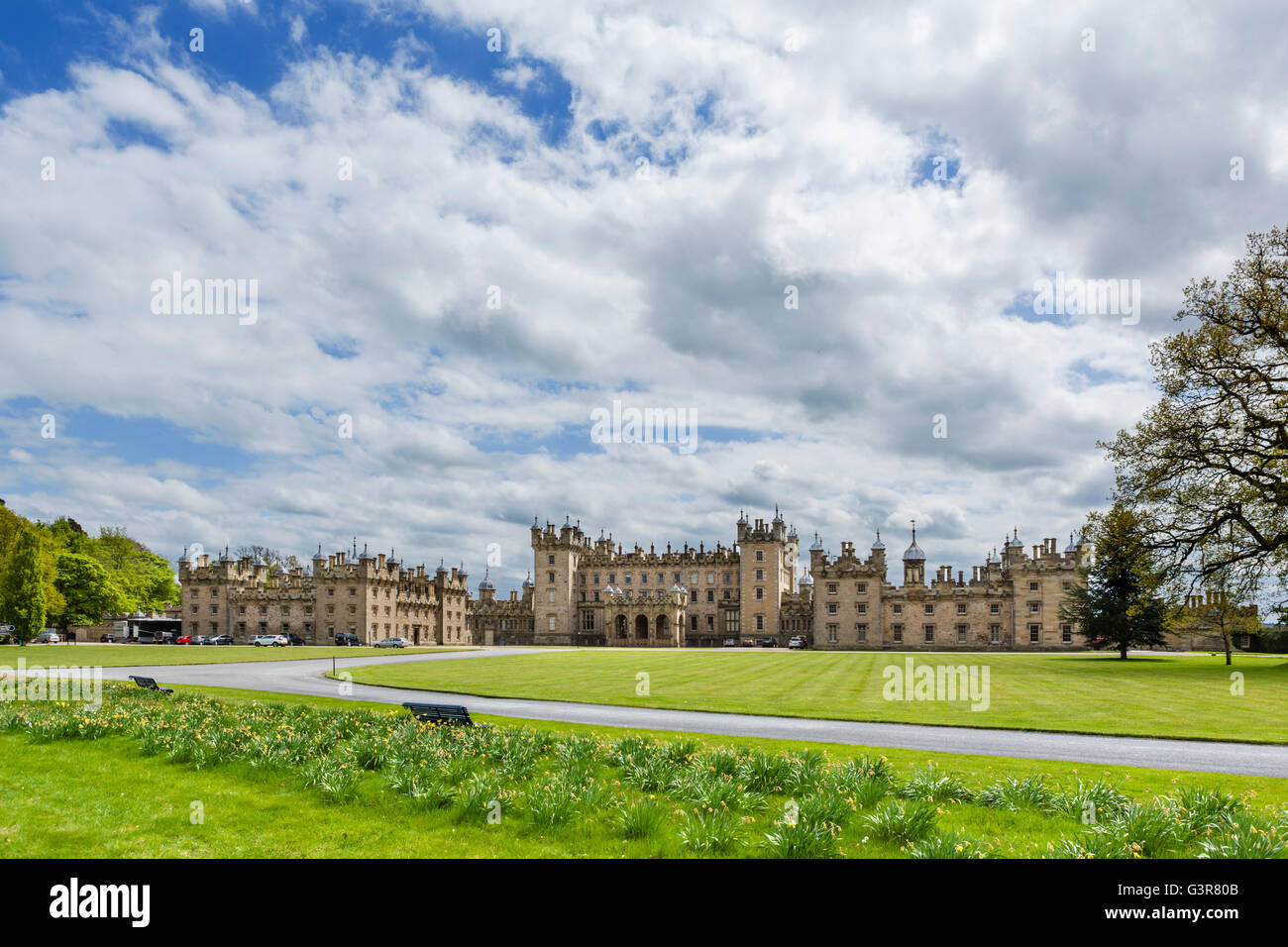 Parte anteriore del castello di pavimenti, sede del duca di Roxburghe, a Kelso, Scottish Borders, Scotland, Regno Unito Foto Stock