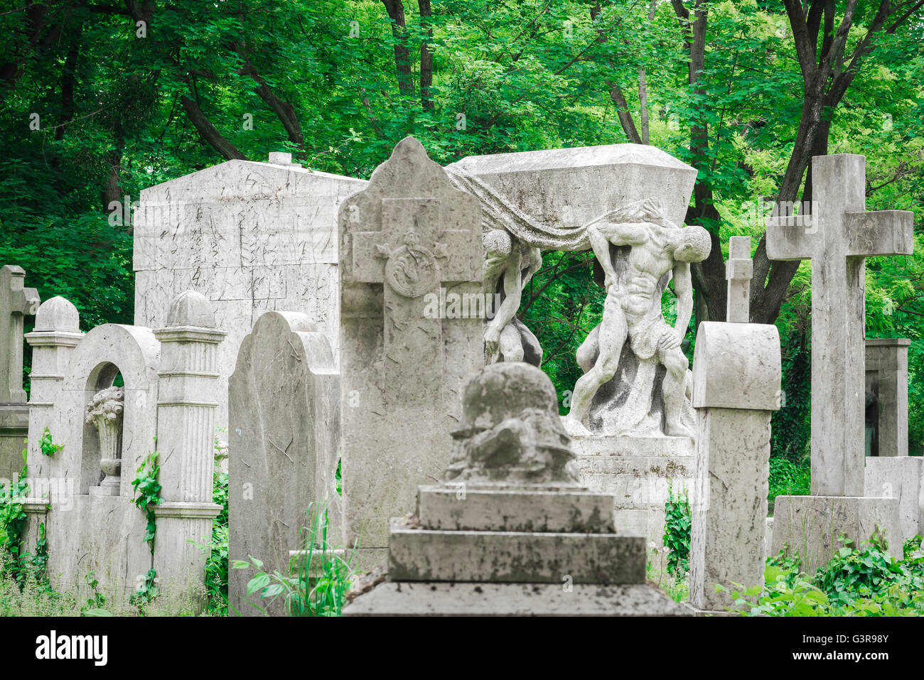 Cimitero di Budapest, vista di tombe e monumenti strettamente raggruppati nel cimitero di Kerepesi nella zona di Jozsefvaros di Budapest, Europa. Foto Stock