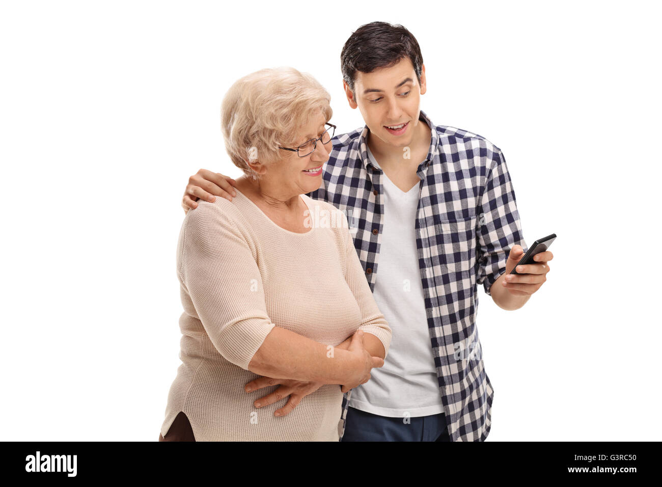 Giovane uomo che mostra qualcosa da una donna anziana sul suo telefono delle cellule isolate su sfondo bianco Foto Stock