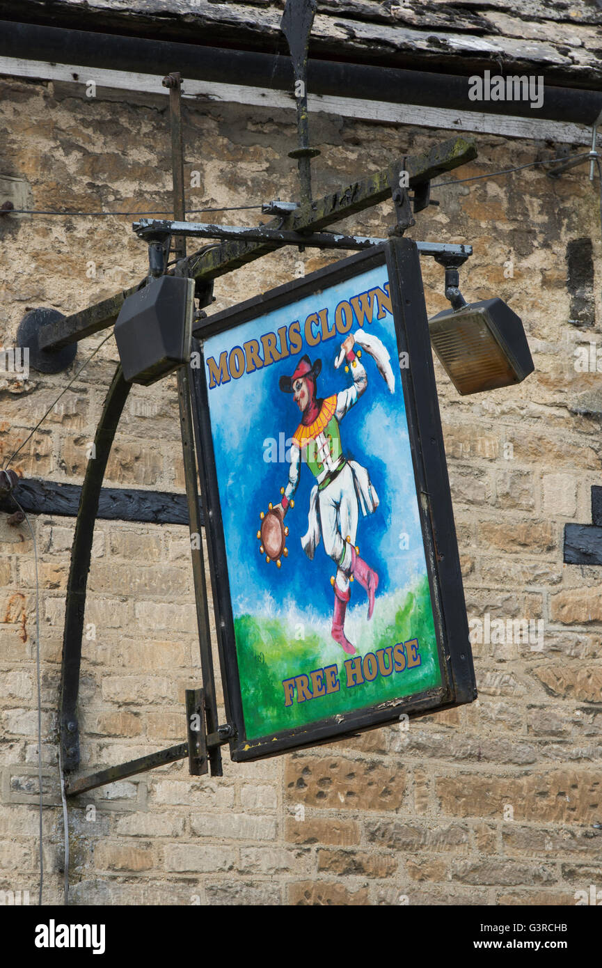 Morris Clown pub segno a Bampton, Oxfordshire, Inghilterra Foto Stock