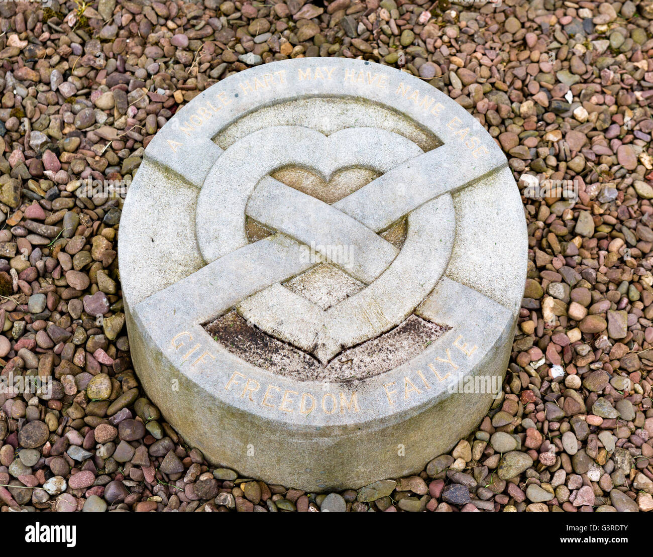 Marcatore per il sito di sepoltura del cuore di Robert the Bruce, Melrose Abbey (St Mary's Abbey), Scottish Borders, Scozia, Foto Stock