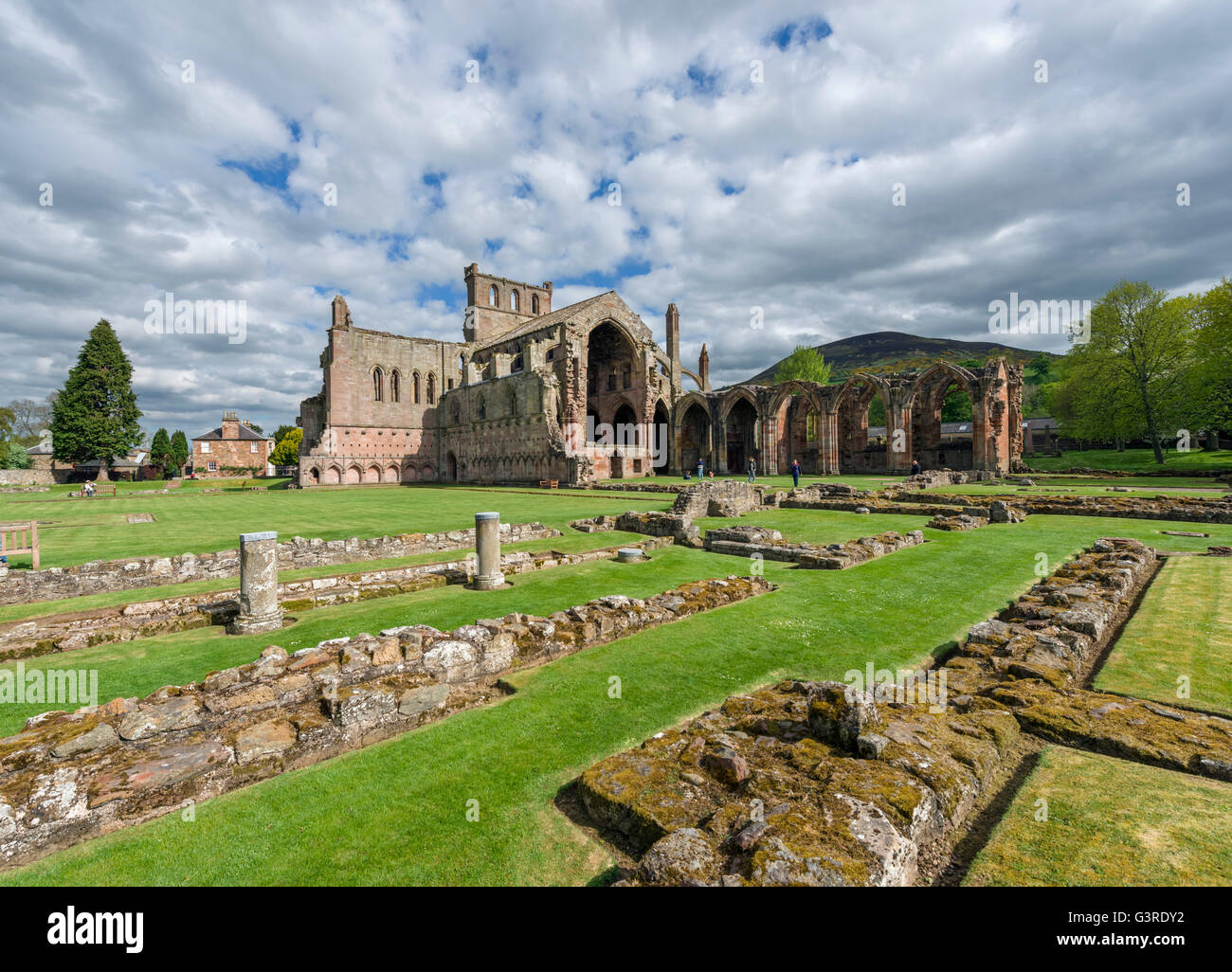 Rovine di Melrose Abbey (St Mary's Abbey), un monastero cistercense fondata nel 1136 in Melrose, Scottish Borders, Scotland, Regno Unito Foto Stock