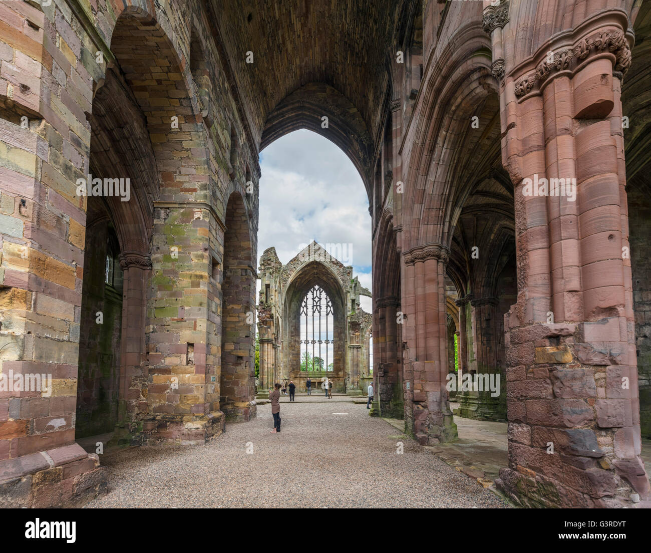 Rovine di Melrose Abbey (St Mary's Abbey), un monastero cistercense fondata nel 1136 in Melrose, Scottish Borders, Scotland, Regno Unito Foto Stock