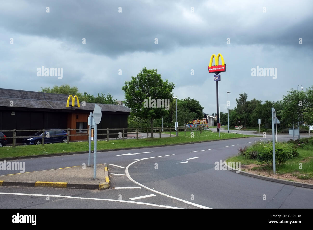 McDonalds guidare attraverso un ristorante fast food in Corby, Inghilterra, Regno Unito. Foto Stock