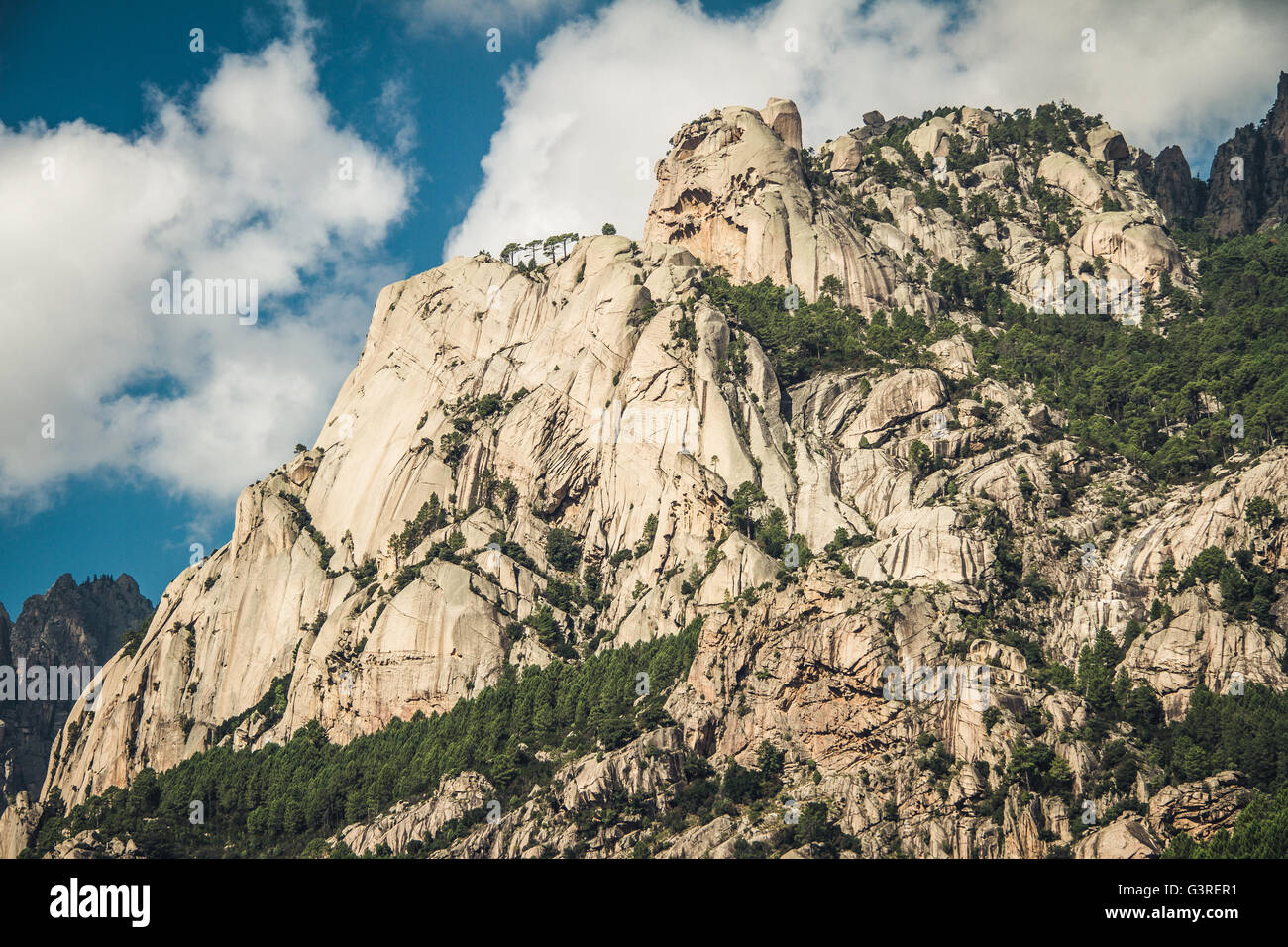 La gamma della montagna in Corsica in una giornata di sole Foto Stock