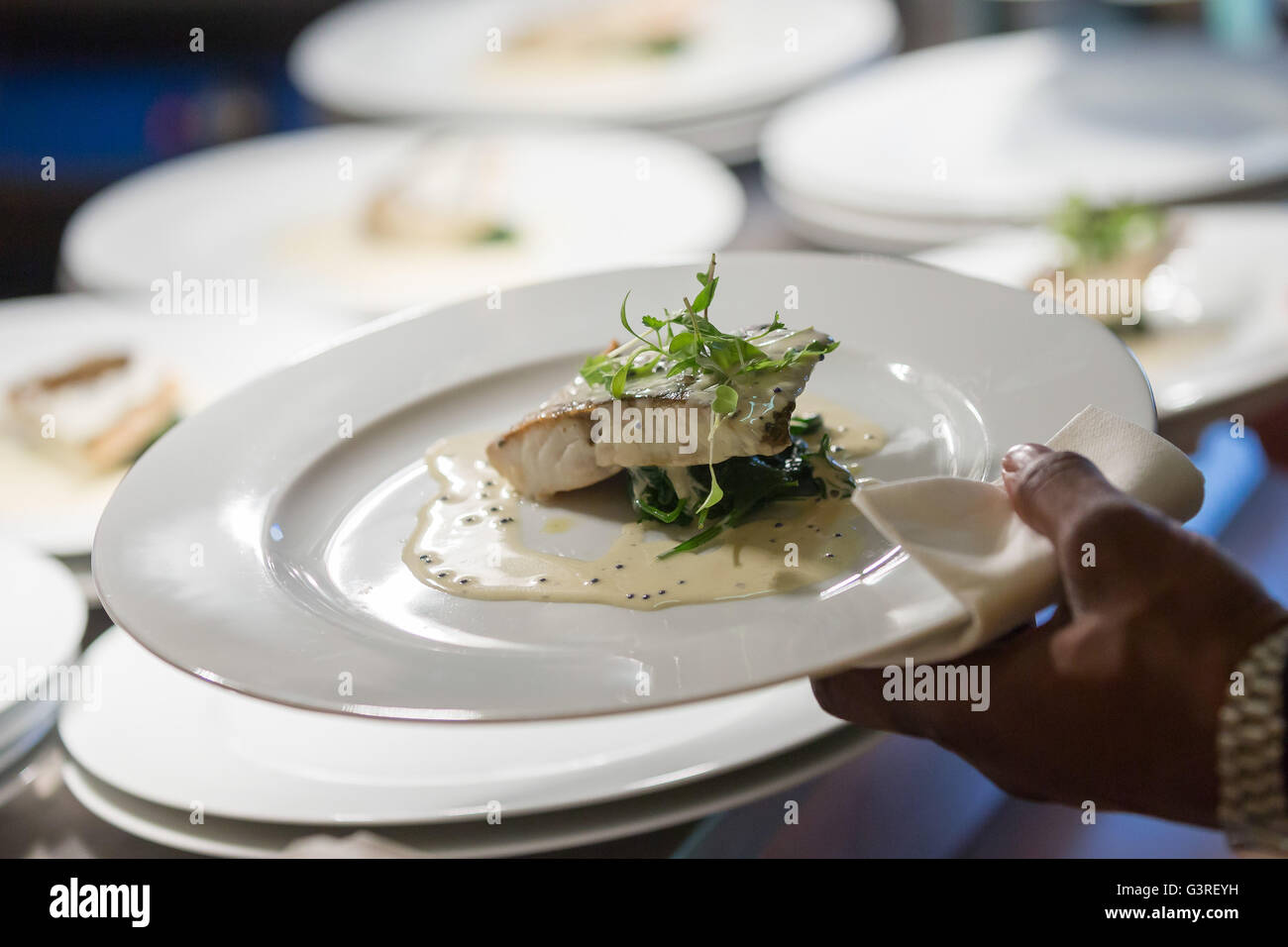 Un chef ha preparato il pesce piatto preparato per un evento di nozze. Foto Stock