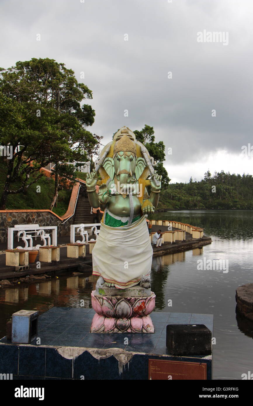 Mauritius Grand Bassin, Ganga Talao, statua di Ganesha accanto al lago sacro Foto Stock