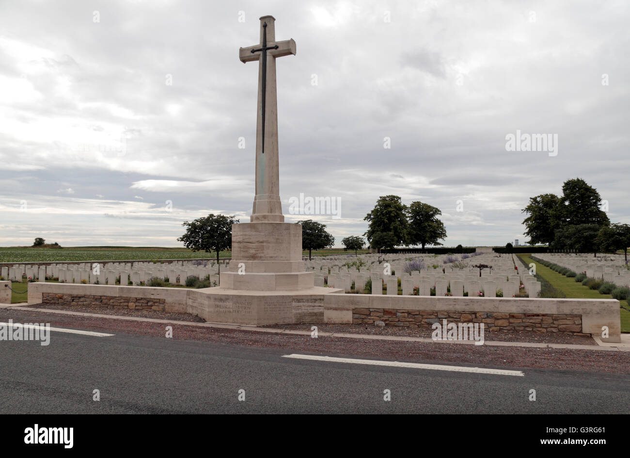 Croce di sacrificio in CWGC St Marys di medicazione avanzata cimitero Stazione, Haisnes, Pas de Calais, Francia. Foto Stock