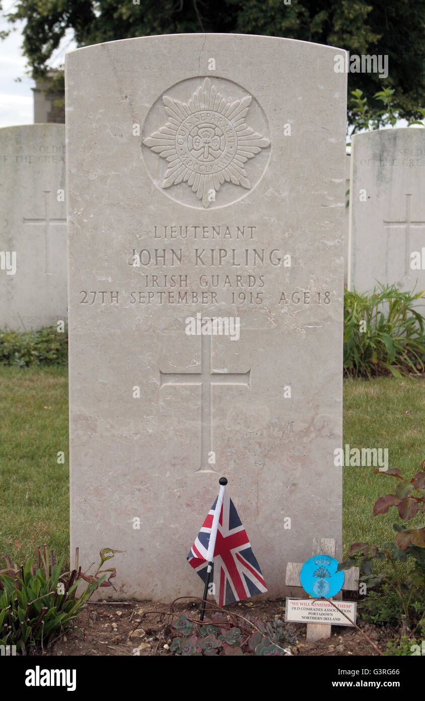 Tomba di Tenente Giovanni Kipling, unico figlio di Rudyard Kipling, CWGC St Marys di medicazione avanzata cimitero Stazione, Haisnes, Francia Foto Stock