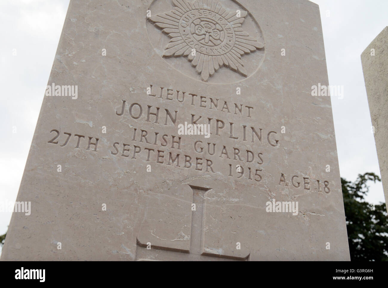 Tomba di Tenente Giovanni Kipling, unico figlio di Rudyard Kipling, CWGC St Marys di medicazione avanzata cimitero Stazione, Haisnes, Francia Foto Stock