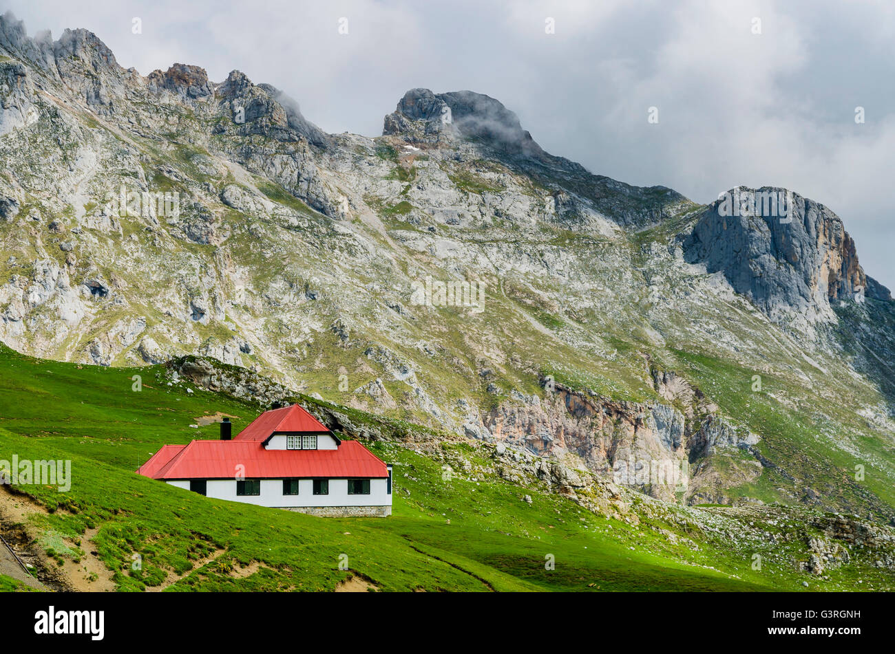 'Chalet reale'. Si tratta di una villa costruita dall'azienda reale Asturiana de Minas, Picos de Europa, Cantabria, Spagna, Europa Foto Stock