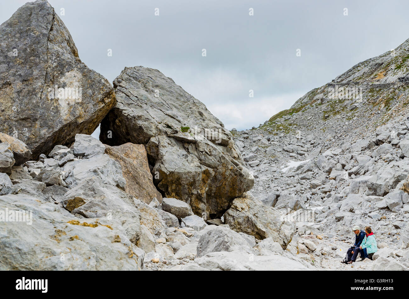 Il caos di rocce. PR-PNPE 23 - Percorso Horcados Rojos, nel settore denominato La Vueltona. Picos de Europa, Cantabria, Spagna, Europa Foto Stock