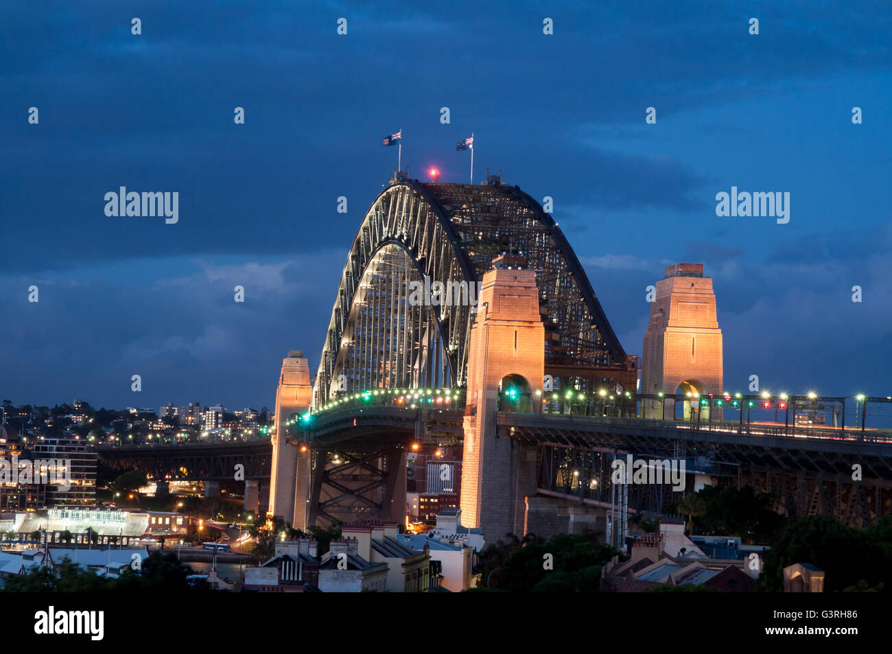 Il Ponte del Porto di Sydney su un blu scuro notte con alcune nuvole Foto Stock