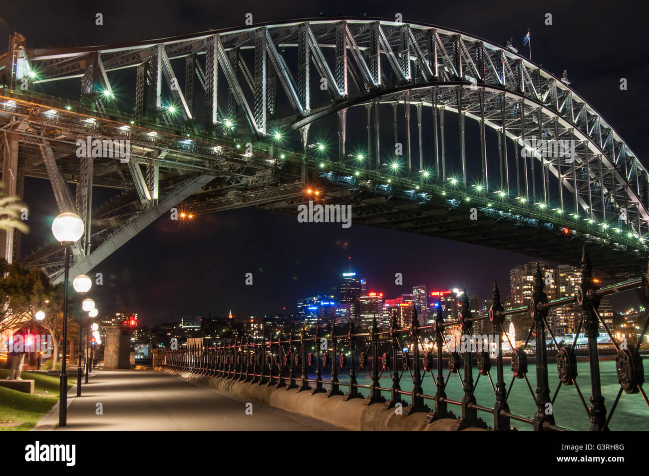Il Sydney Harbour Bridge prese dal di sotto vicino ai piedi del ponte Foto Stock