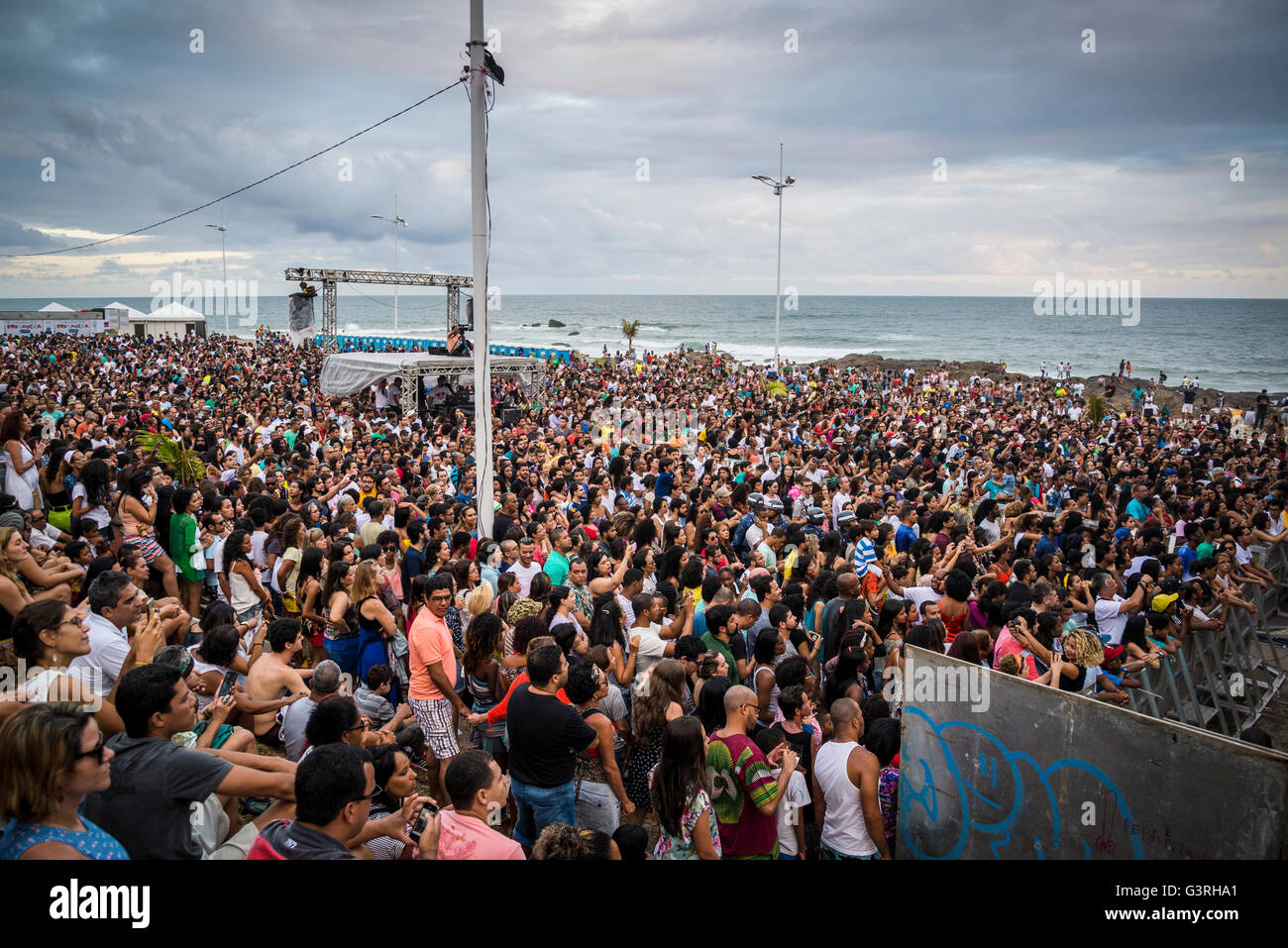 La folla di persone che guardano un concerto, Festival da Primavera, Jardim de Alah, Salvador, Bahia, Brasile Foto Stock