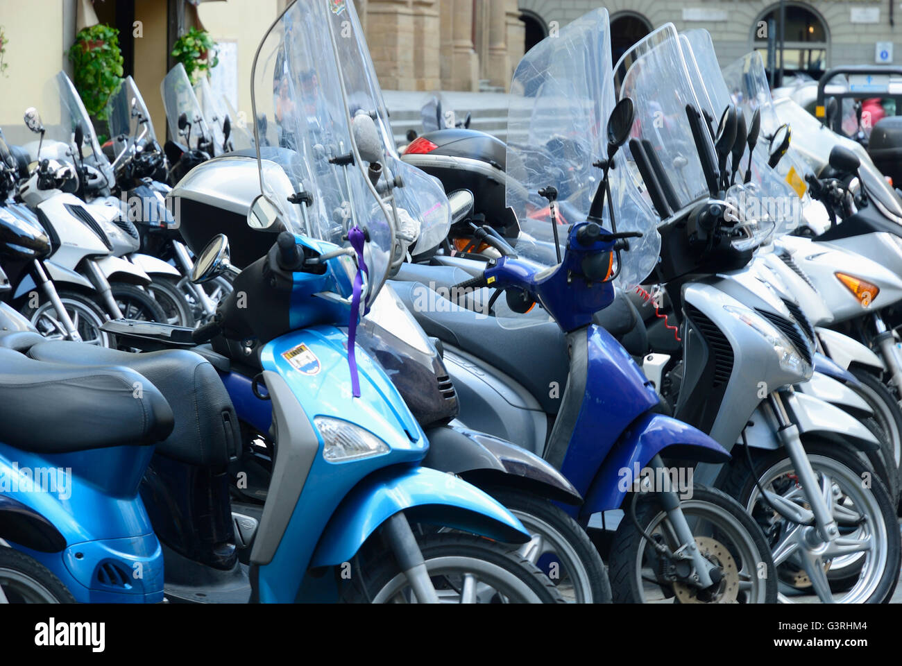 Motociclette scooter sono un simbolo dell'Italia. Firenze, Toscana, Italia, Europa Foto Stock