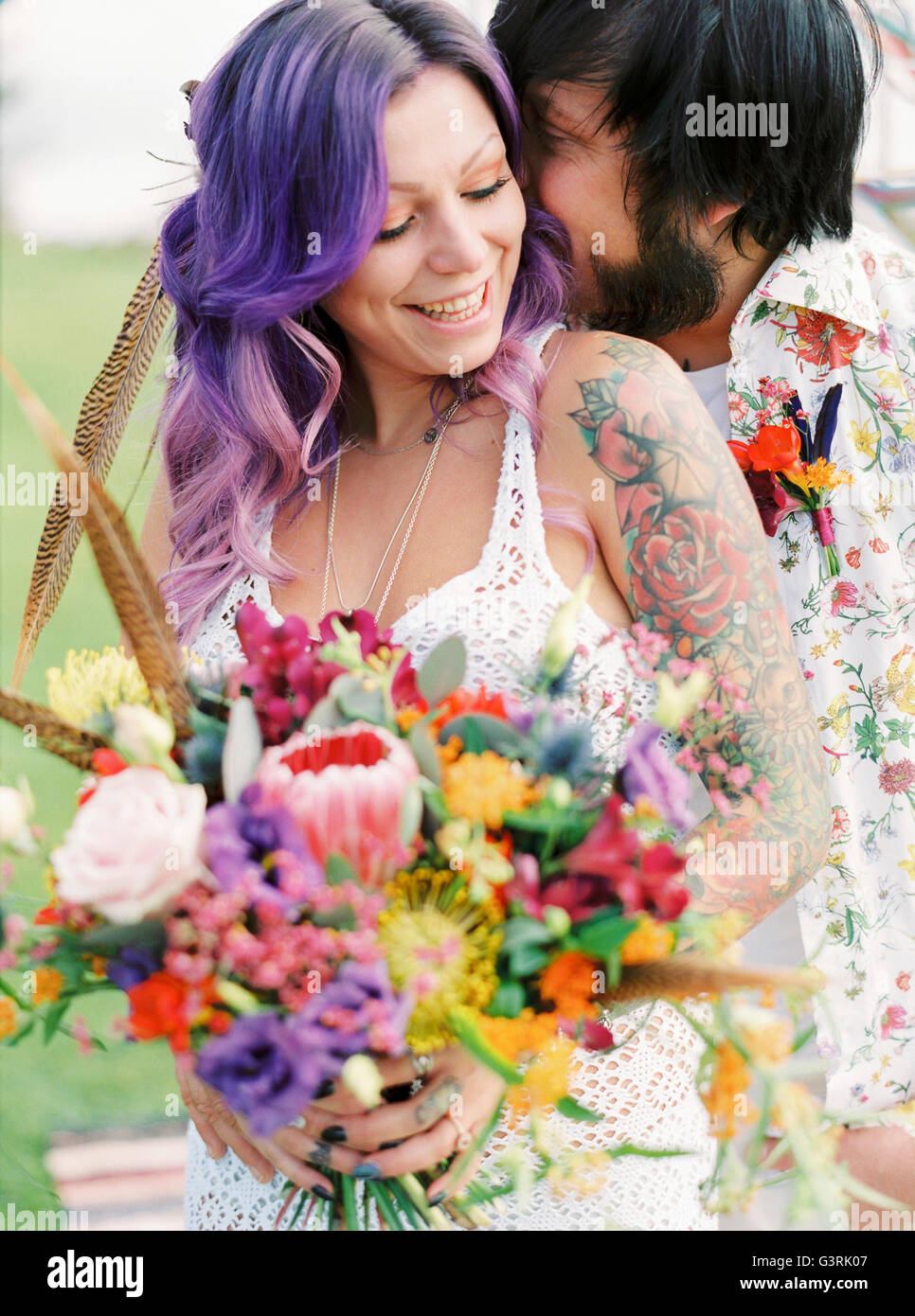 La Svezia, Sposo baciare sposa matrimonio hippie Foto Stock