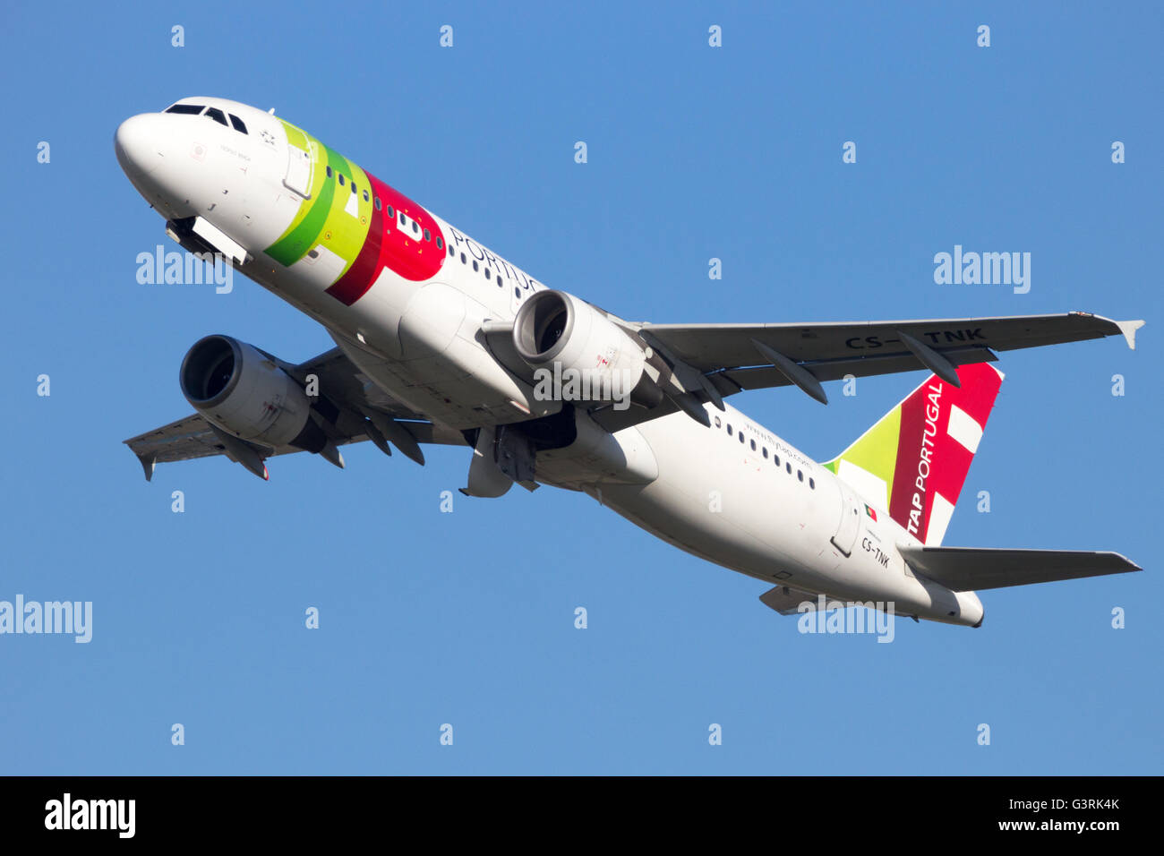 Airbus A320 da TAP Air Portugal decollare da Amsterdam-Schiphol Airport Foto Stock
