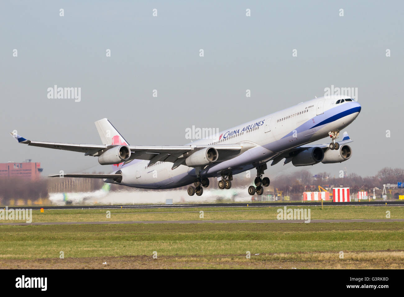 China Airlines Airbus A340-313 il decollo dall'aeroporto di Schiphol Foto Stock