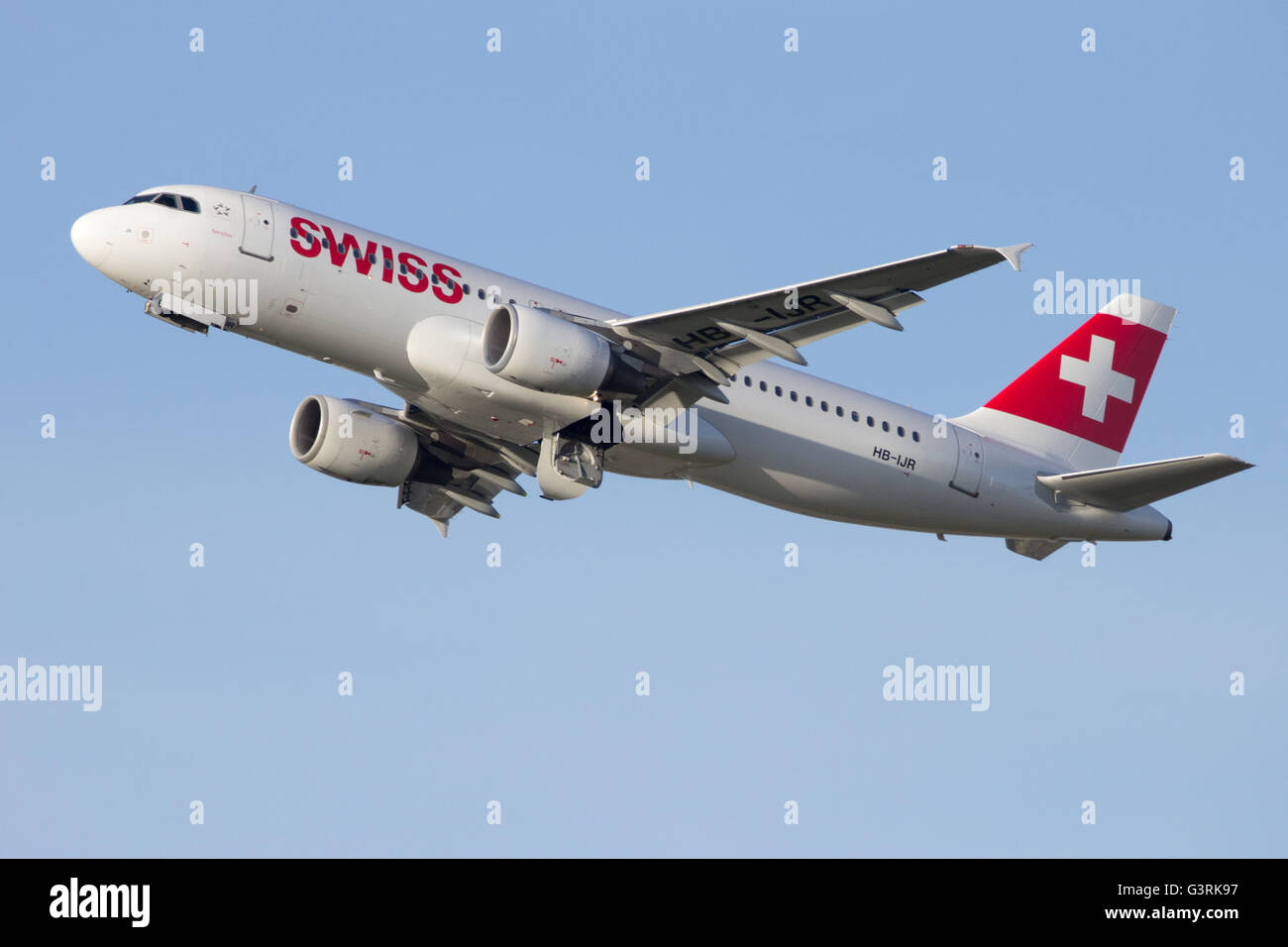 Swiss International Airlines Airbus A320-214 il decollo dall'aeroporto di Schiphol. Foto Stock
