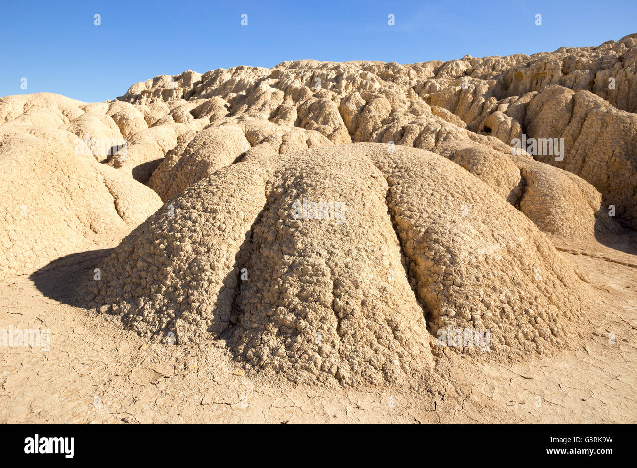 Colline formate di creta, gesso e arenaria nel Bardenas Reales parco naturale, Navarra, Spagna Foto Stock