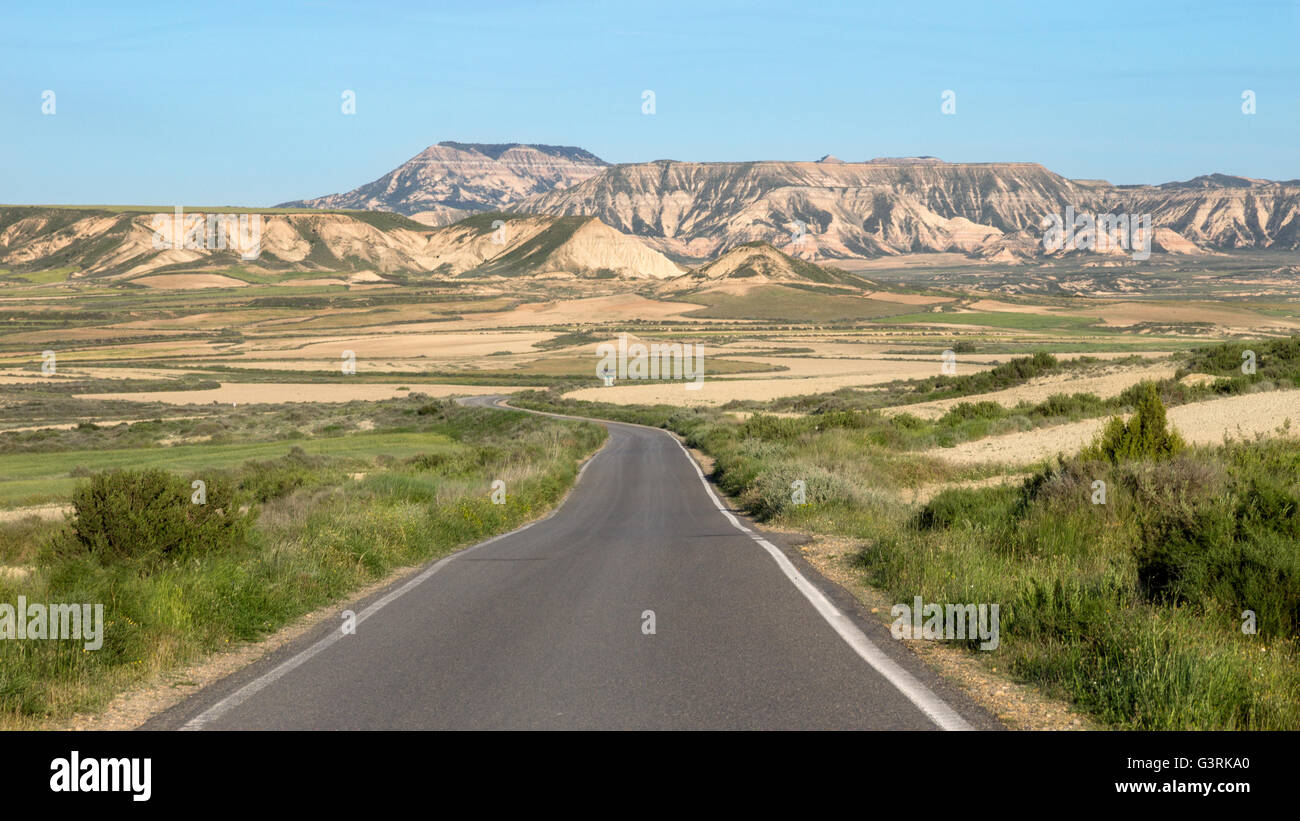 La strada attraverso Bardenas Reales parco naturale. Navarra, Spagna Foto Stock