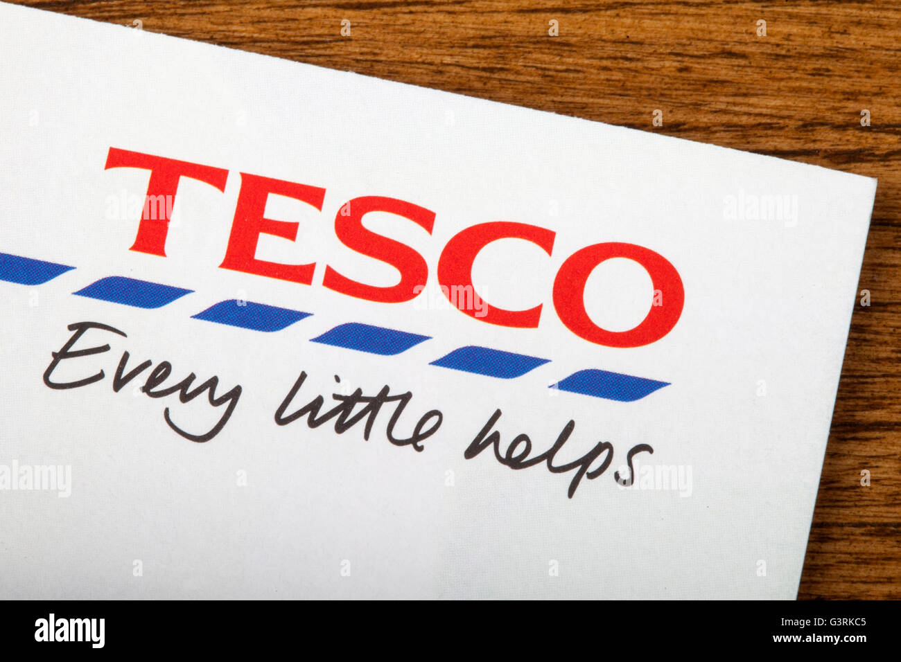 LONDON, Regno Unito - 13 giugno 2016: un close-up della Tesco logo e slogan su un opuscolo promozionale, il 13 giugno 2016. Foto Stock