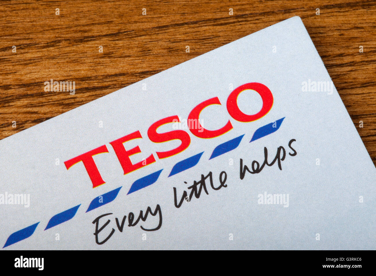LONDON, Regno Unito - 13 giugno 2016: un close-up della Tesco logo e slogan su un opuscolo promozionale, il 13 giugno 2016. Foto Stock