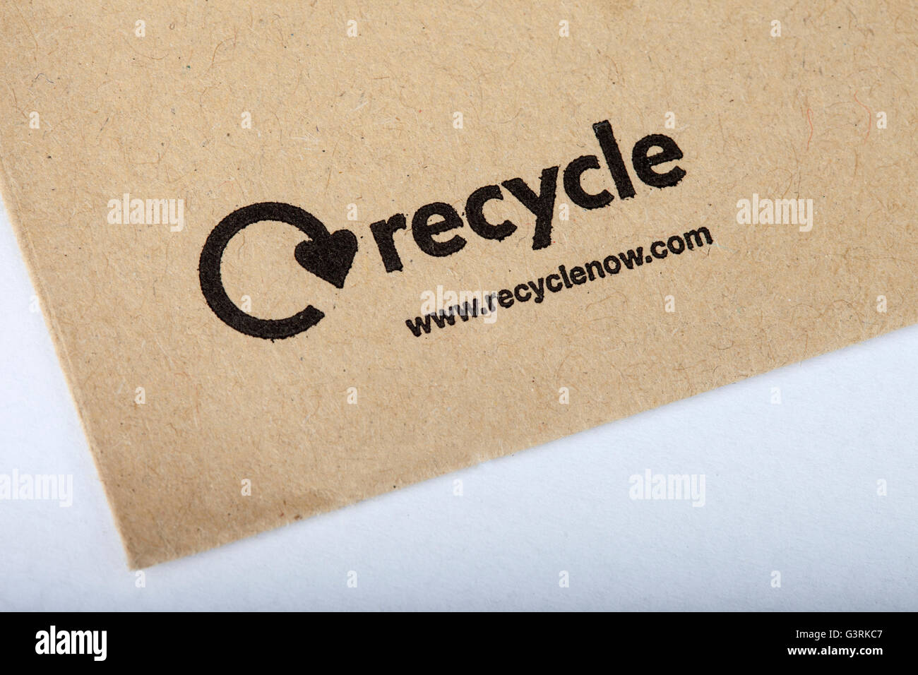 LONDON, Regno Unito - 13 giugno 2016: Close-up di gazzetta Esegui recycle ora simbolo sul retro di una busta, presi a Londra il 13 Giu Foto Stock