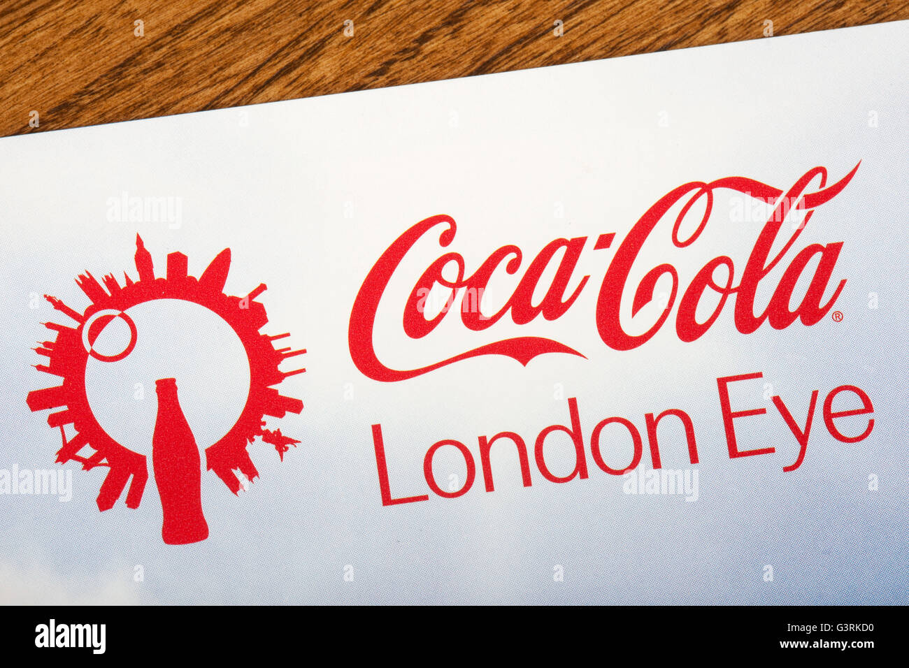 LONDON, Regno Unito - 13 giugno 2016: un close-up della Coca Cola London Eye logo su un opuscolo promozionale della turistiche famose in tutto il mondo a Foto Stock