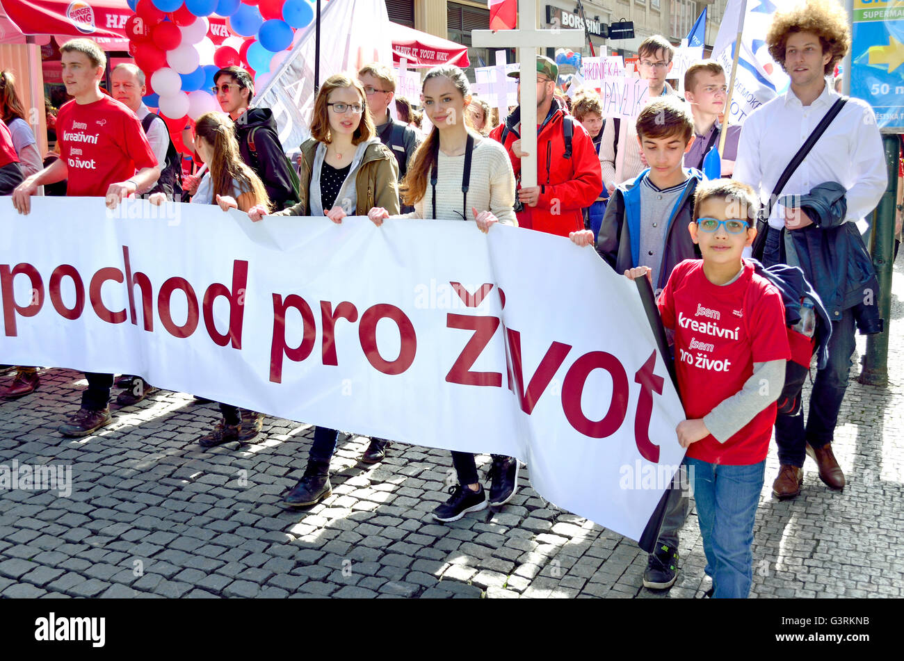 Aprile 2nd, Praga, Repubblica Ceca. Annuale di Marcia Nazionale per la vita - pro-vita manifestazione contro l'aborto,organizzato da .... Foto Stock