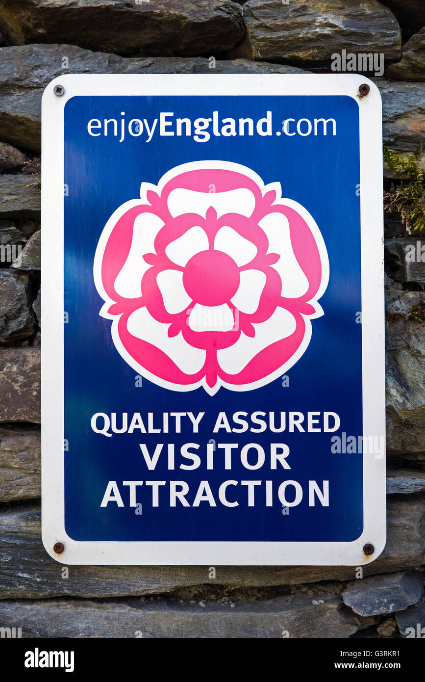 CUMBRIA, Regno Unito - 29 Maggio 2016: Un Enjoy England raccomandato e assicurazione della qualità segno a una attrazione turistica nel Lake District Foto Stock