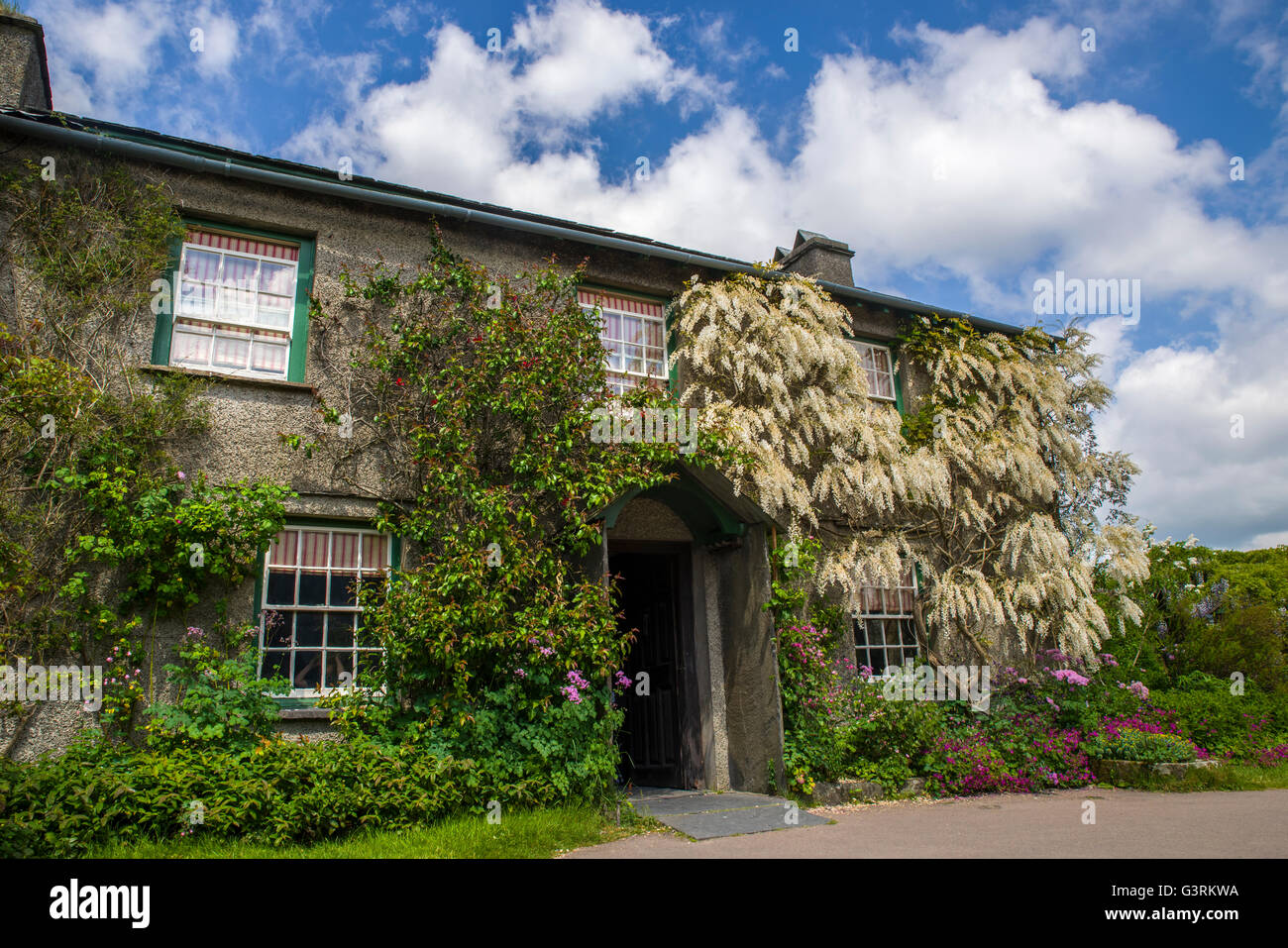 CUMBRIA, Regno Unito - 30 Maggio 2016: la bella collina nel distretto del lago - XVII secolo la casa una volta casa di un autore per bambini essere Foto Stock