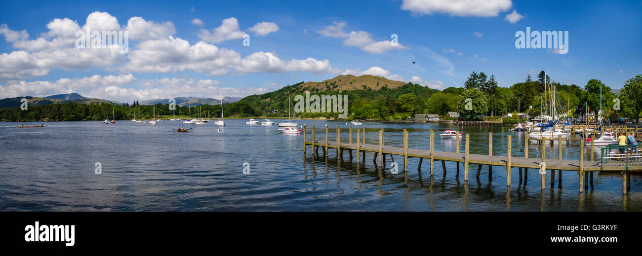 Vista sul lago di Windermere e Loughrigg è sceso dal Waterhead Pier Near Ambleside nel distretto del lago, UK. Foto Stock