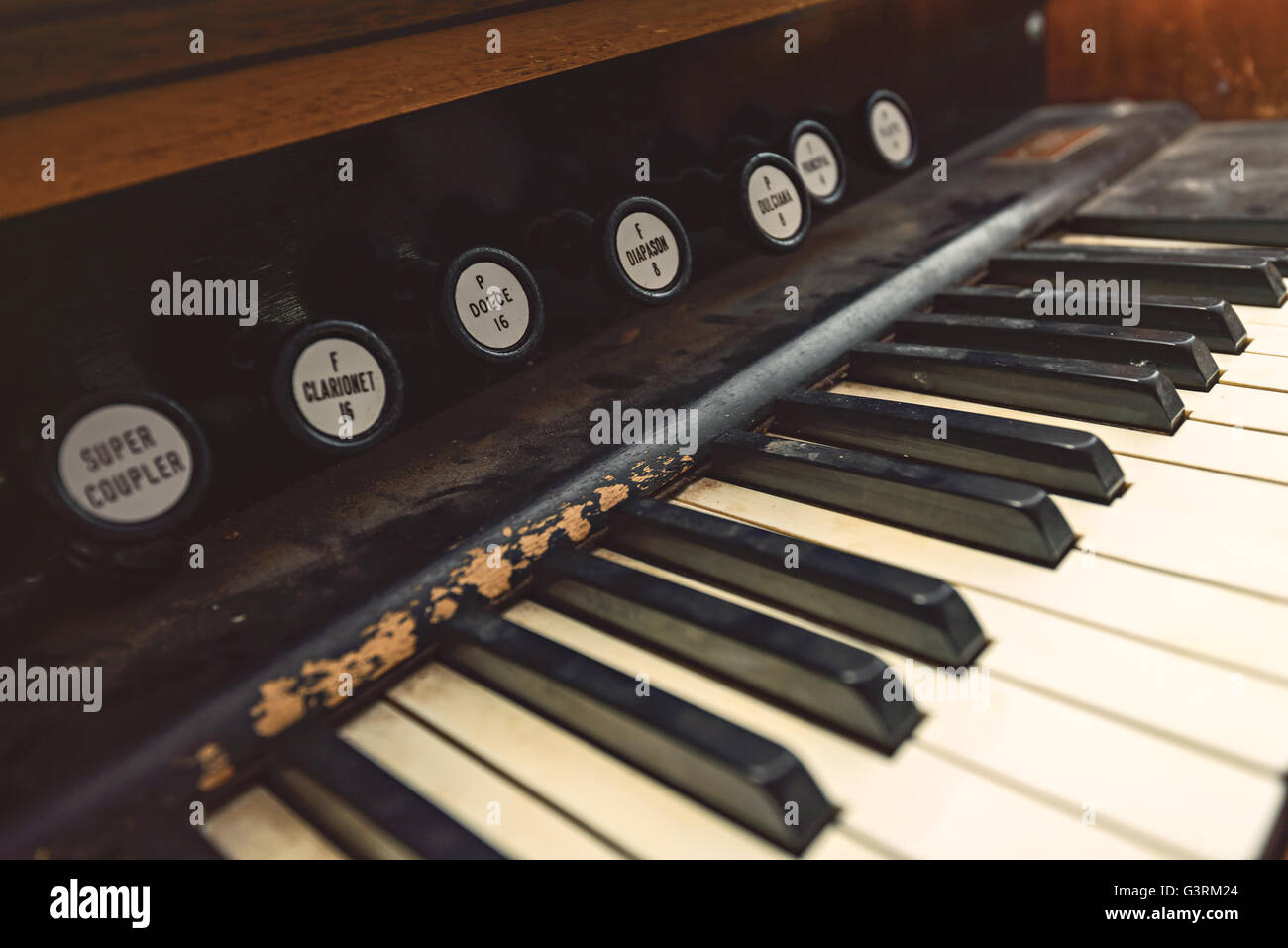 Rotture di antico pianoforte con note in un capannone Foto Stock