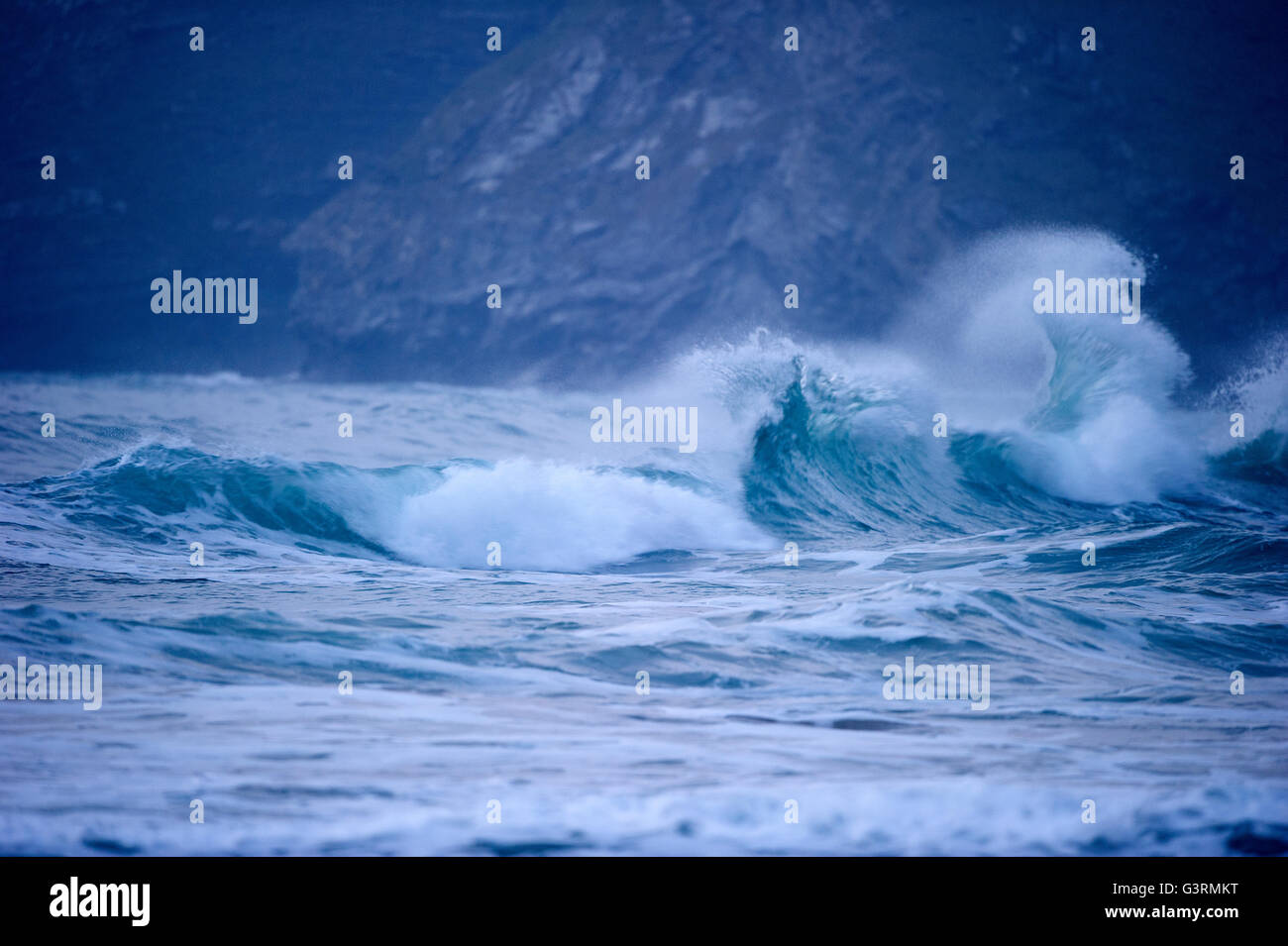 Mare mosso e onde che si infrangono a Perranporth Beach Foto Stock