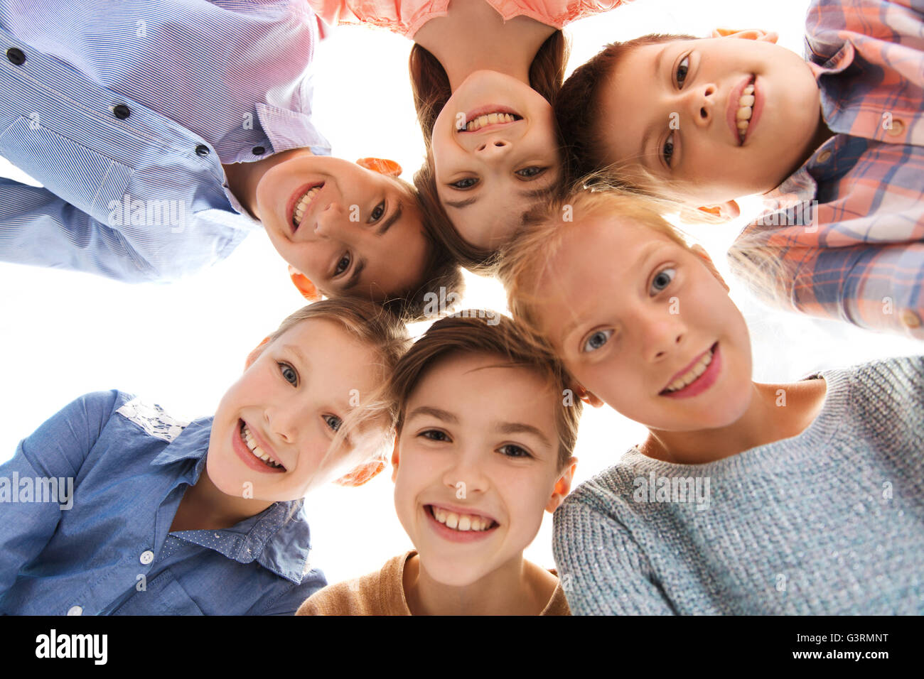 Sorridenti facce di bambini Foto stock - Alamy