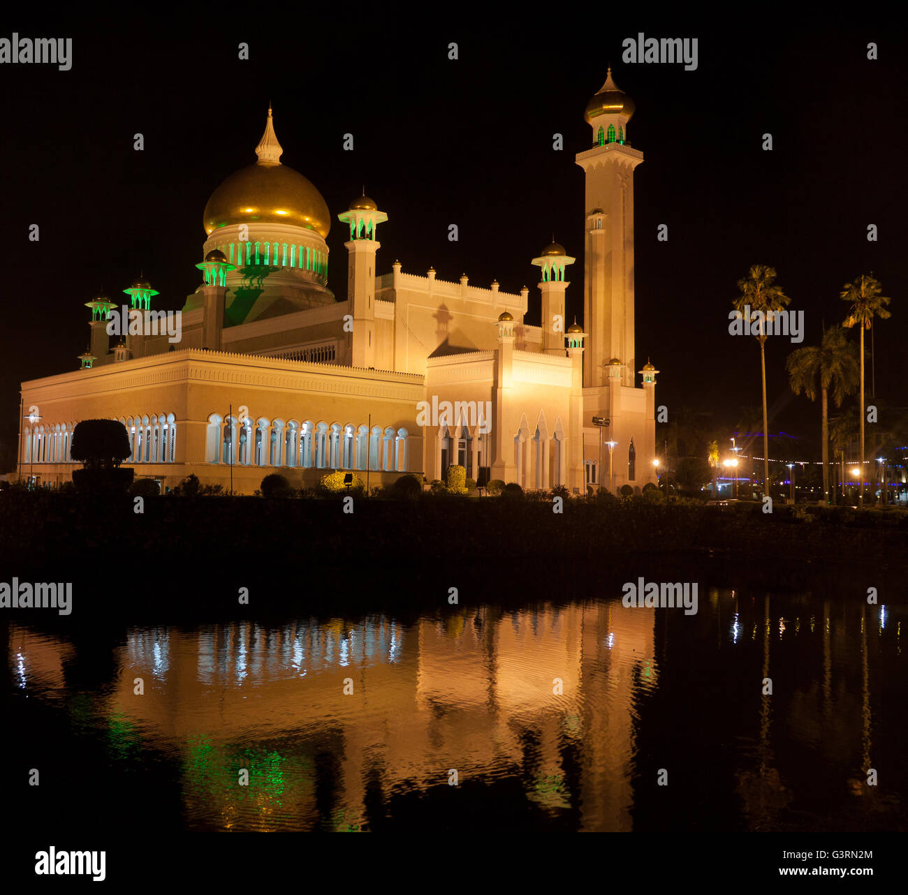 Una lunga esposizione sultano Omar Ali Saifuddin Moschea in Bandar Seri Begawan, Brunei. Foto Stock